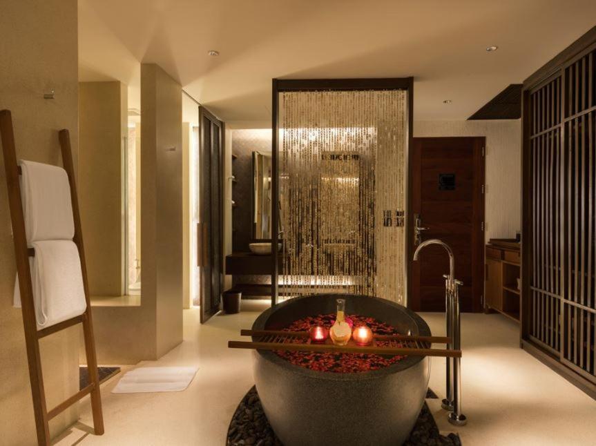 Hansar Samui Resort&Spa - SHA Extra Plus Bophut Bagian luar foto Bathroom at The Oberoi, Mumbai