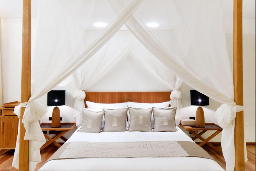 Hansar Samui Resort&Spa - SHA Extra Plus Bophut Bagian luar foto A bed with a mosquito net