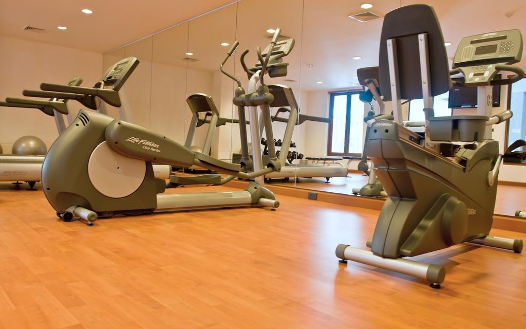 Hansar Samui Resort&Spa - SHA Extra Plus Bophut Bagian luar foto A typical gym